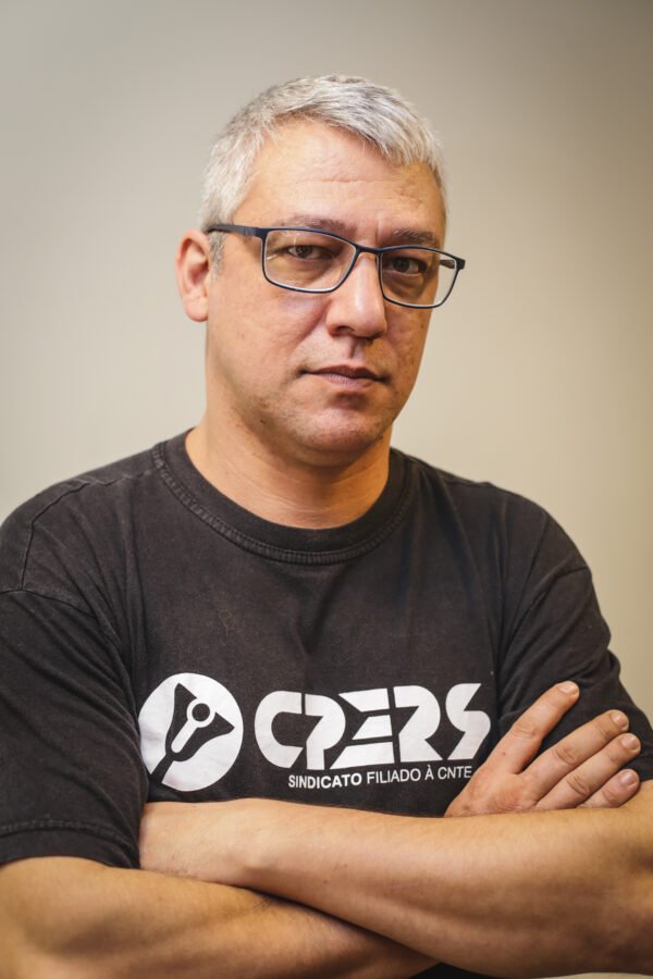 luizmuller's tweet photo. 8 DE JANEIRO COMO MARCO DA DEMOCRACIA (por Alex Saratt
, Vice Presidente do @Cpersoficial)

Foi por pouco, muito pouco. A sanha golpista, ditatorial e destrutiva se apresentou com sua faceta mais violenta e pretendeu por dramáticos instantes mergulhar o país num longa noite de arbitrariedades, repressão e crimes contra a vida, a democracia e as liberdades.

Uma ampla coalizão, apoiada por medidas enérgicas e decididas, deu lastro à reação democrática, institucional e política e afastou o risco da aventura – planejada, financiada e sustentada pela extrema-direita fascista – se concretizar.

Há muito o que se fazer, inclusive qualificar e superar as formalidades da democracia política e levá-la a patamares mais avançados, traduzidos em direitos humanos e sociais, emprego e distribuição de renda, desenvolvimento e soberania nacional, inclusão e bem estar.

Que o 8 de janeiro se afirme como símbolo e representação de um amplo esforço e compromisso de união e reconstrução do Brasil e dos brasileiros e garanta o devido processo legal para investigar, julgar e punir os criminosos responsáveis pela tentativa de golpe e instalação de uma ditadura. 

Alex Saratt é 1° vice-presidente do @Cpersoficial, Diretor Adjunto da @CNTE_oficial e Secretário de Comunicação da CTB RS @Saratt65