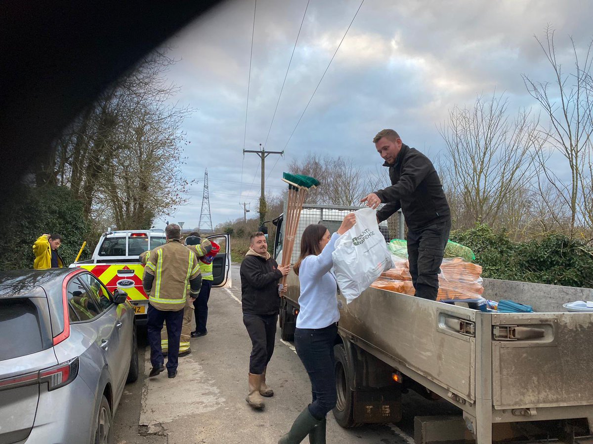 NottsFireOnCall's tweet photo. This afternoon our team have been mobilised to support #TeamCollingham who are delivering food parcels to our cut off communities, following the floods. 

Putting our communities first. https://t.co/ftiK2acsRH