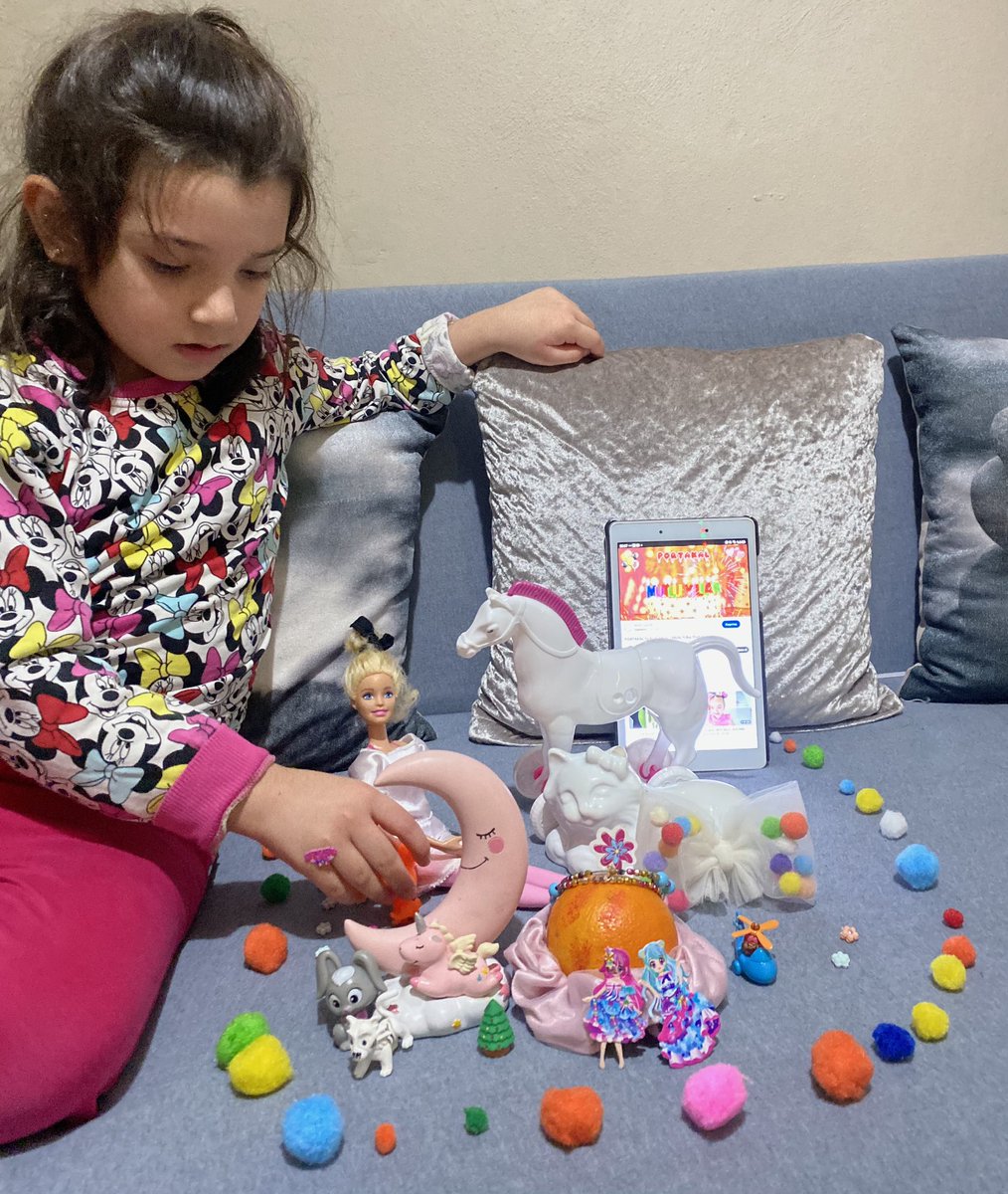 Yeğenimle portakalın doğum günü varmış onu kutladık.İYİ Kİ DOĞDUN PORTAKAL❕🍊🤍