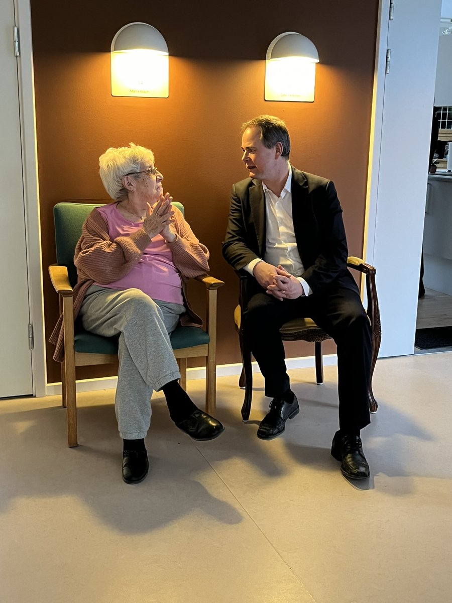 Jeg har i dag været på besøg på to plejecentre - Toftehøjen i Viby Sj. med @tomasbreddam og Ølby Plejecenter med @astridkrag og @marie.staerke. Gode input til en bedre ældrepleje. Maria fortæller her om sit liv og sin dagligdag på plejecentret. Tak for, at jeg måtte komme forbi.