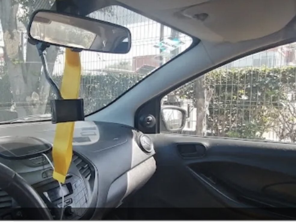 MClntn's tweet image. ⚠️ Atención BOL-T y UBE-R ⚠️
La leyenda asegura que si el conductor de un auto de alquiler (Taxi, Uber, etc.) coloca, a manera de lazo, una cinta amarilla haciéndola colgar del espejo retrovisor, significa que &quot;quiere acción&quot;. Implementemos pues !!!