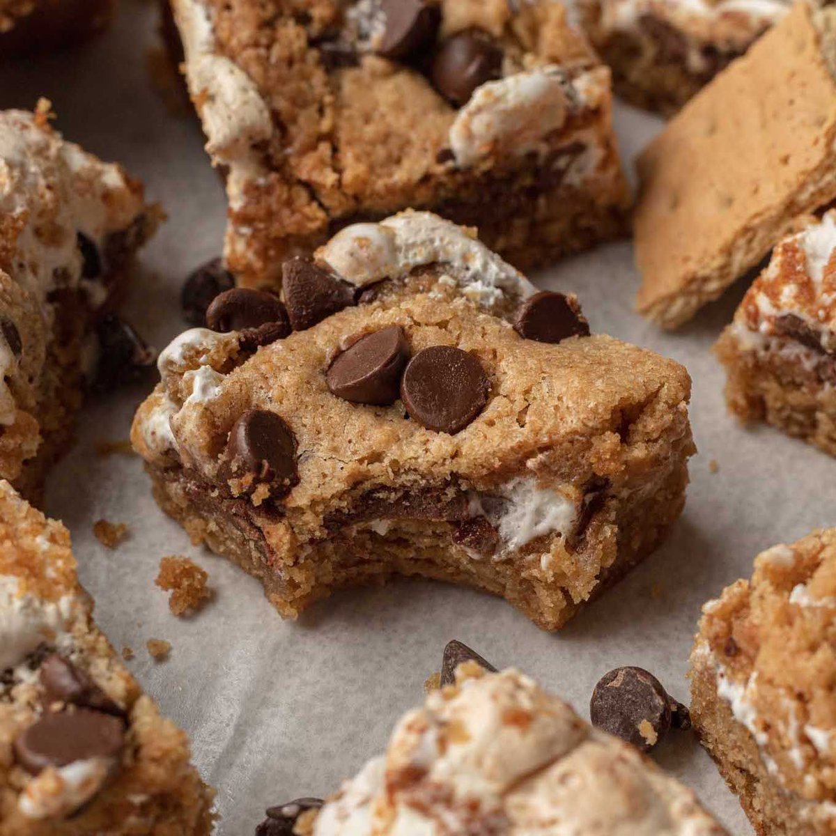 livewellbake's tweet image. Homemade s’mores bars are made with layers of graham cracker cookie dough, marshmallow creme, and two types of chocolate. #smoresbars #baking #weekendbaking buff.ly/3CXoQJF