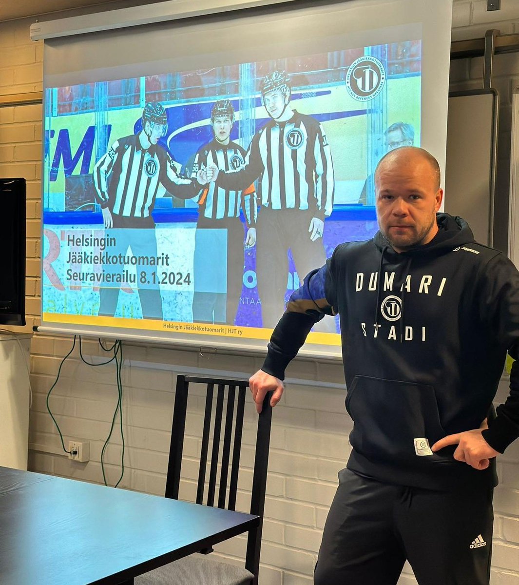 HJT_raitapaidat's tweet photo. Tiesitkö että HJT tekee aktiivisesti seurakäyntejä? Tavoitteena näillä käynneillä on erotuomaritoiminnan esittely ja uusien dumareiden rekrytointi. 

Tänään erotuomarivalmentaja Jontella oli vuorossa KJT Haukat 🦅 #hjtry #suurinjakaunein https://t.co/2klj3IyorX