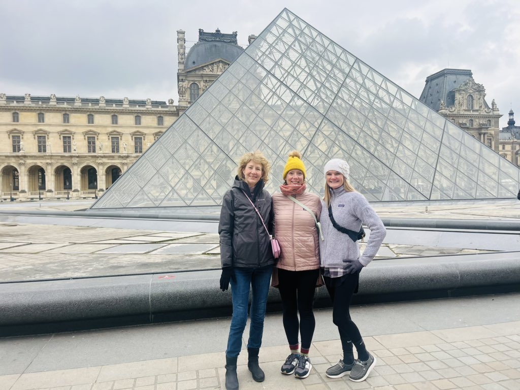 CoachWillems's tweet photo. Up early &amp; on Eurostar 🚆 to Paris 🇫🇷- day 1 at the Louvre &amp; time along the Seine (🥶) &amp; in the Latin Quarter - no snow day here! #BestStudents #Paris #JTerm2024 https://t.co/HbzUm6d4eG