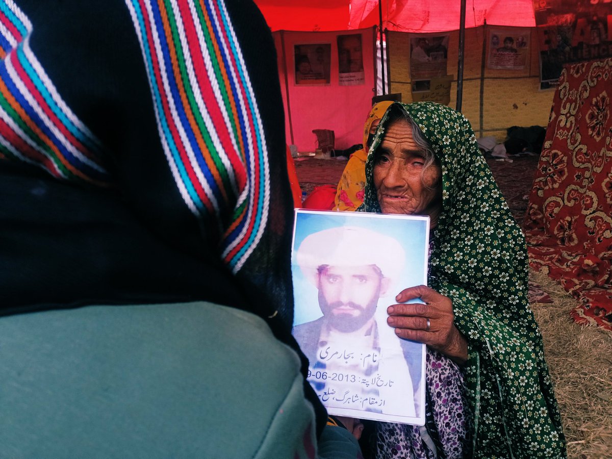 SammiBaluch's tweet photo. اسلام آباد : ایک تصویر میں اس سے زیادہ درد نہیں سما سکتی 
آنکھوں کی بینائی تقریبا جا چکی ہے مگر پھر بھی اسلام آباد دھرنے میں موجود یہ اماں چاہتی ہے کہ اس دنیا سے رخصت ہونے سے پہلے اپنے جگر کے ٹکڑے سے لپٹ کر جی بھر کر رو لے اور اس دنیاوی غم کو اپنے ساتھ نہ لے جائے 

ہم بچپن سے سنتے آرہے ہیں کہ ریاست ماں جیسی ہوتی ہے تو اس ریاست کے پاس اس ماں کو کہنے کے لیے کچھ بچا ہے ؟

بقول مینر نیازی 
چاہتا ہوں منیر اس عمر کے انجام پر 
ایک ایسی زندگی جو اس قدر مشکل نہ ہو 

#MarchAgainstBalochGenocide