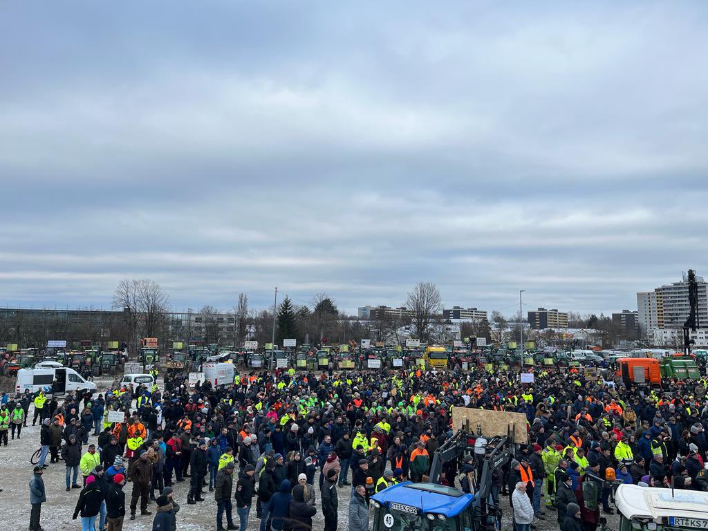 ModernLandwirt's tweet photo. Kundgebung der Bauern in Reutlingen 08.01.2024.
Quelle: Landwirt vor Ort
#BauernBerlin #Bauerndemo #BauerndemoBerlin18122023 #Berlin #BerlinProtest #DankeLandwirtschaft #Demo #DemoBauern #DemoBerlin #Demolandwirte #Großdemo #LandschafftVerbindung #ProtestBerlin #proteste https://t.co/TkVTN7RxdP