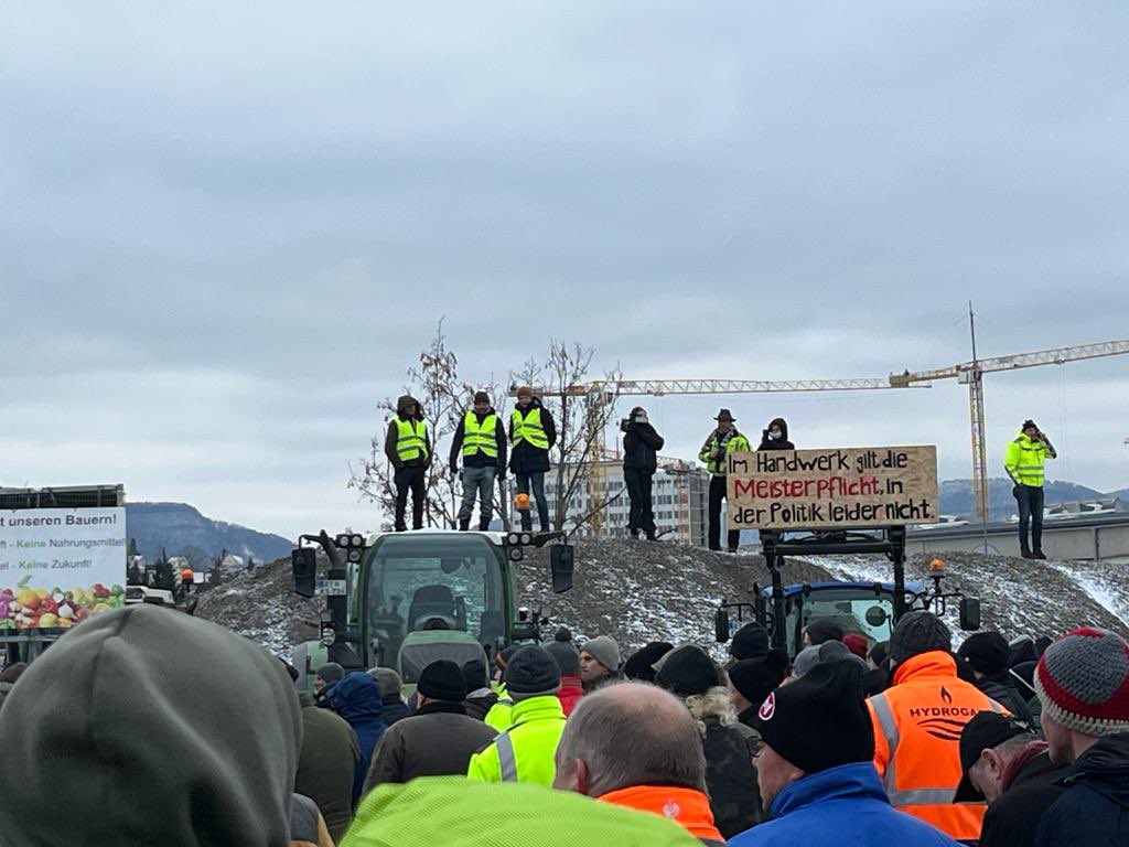 ModernLandwirt's tweet photo. Kundgebung der Bauern in Reutlingen 08.01.2024.
Quelle: Landwirt vor Ort
#BauernBerlin #Bauerndemo #BauerndemoBerlin18122023 #Berlin #BerlinProtest #DankeLandwirtschaft #Demo #DemoBauern #DemoBerlin #Demolandwirte #Großdemo #LandschafftVerbindung #ProtestBerlin #proteste https://t.co/TkVTN7RxdP