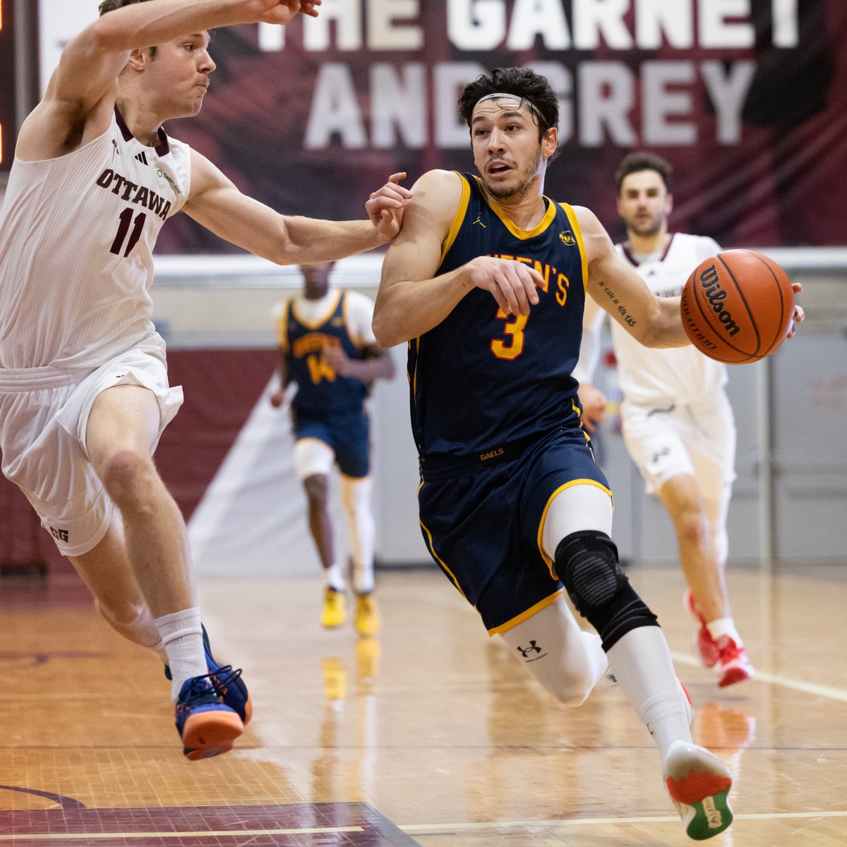 ATHLETES OF THE WEEK 🇷🇴: Laura Donovan and Luka Syllas have been named the Queen's University Varsity Sports Student-Athletes of the Week for their performances with Queen's Basketball this past weekend!

🗞️: gogaelsgo.com

📸: Greg Mason

#ForGold | #ChaGheill