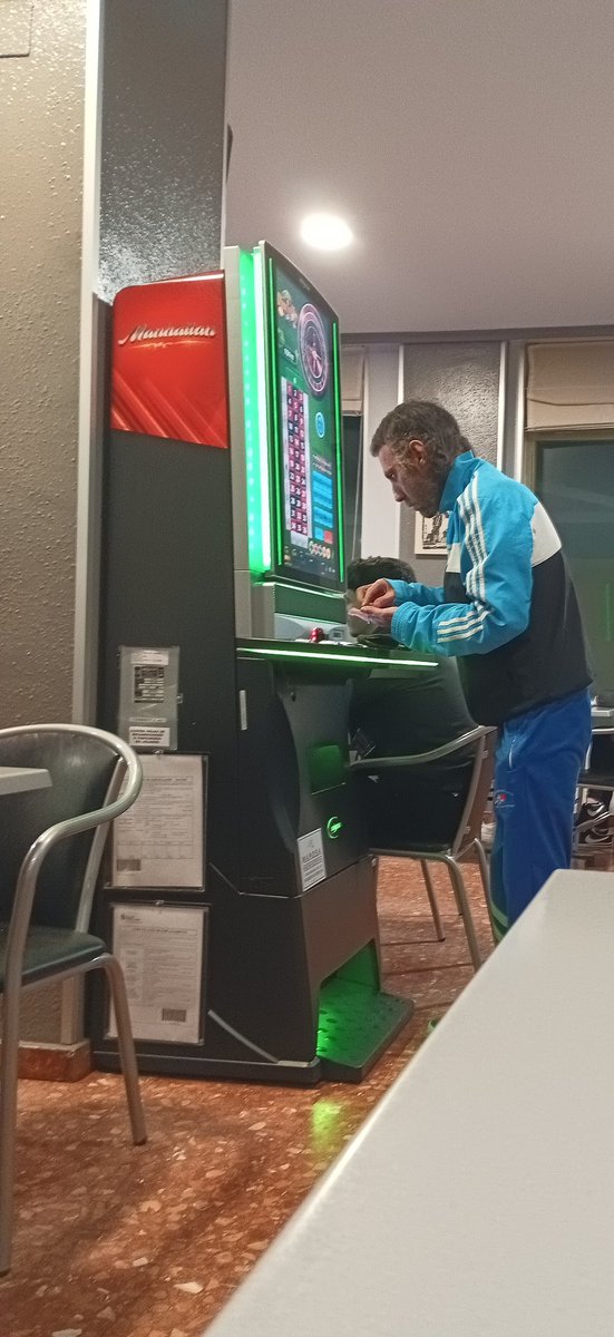 Luca_Perez10's tweet photo. Chándal de Adidas del mercadillo, jugada de 2 euros, cerveza al lado, modo rápido.
Jugador de época https://t.co/jNeP534ESW