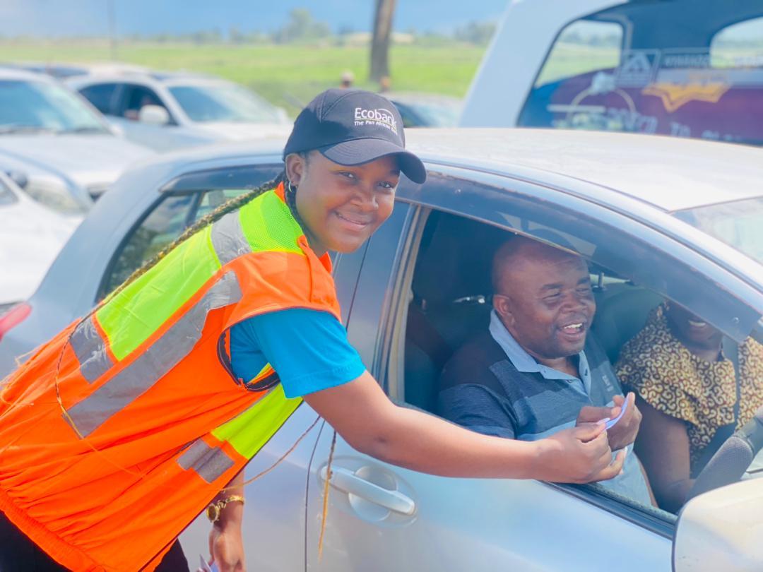 zinaraZW's tweet photo. What an exciting #HappyHourPromotion with @EcobankZW at Eskbank tollgate today. 

The smiles tell it all. 

#PartnersForProgress 
#HappyHour 
#backtoschool https://t.co/nBGTIP0ILQ