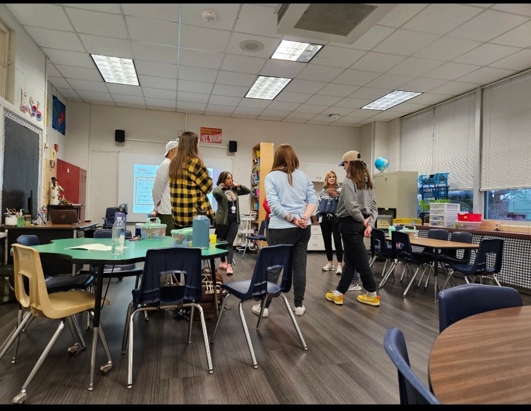 Amazing presentation today from our @RISDMET LAT Christina Wright at Northridge Elementary on scaffolding up to provide the best opportunities for all students! Check out this reflection closing circle activity! #RISDMET #RISDMultilingual #RISDWeAreOne #RISDBelieves