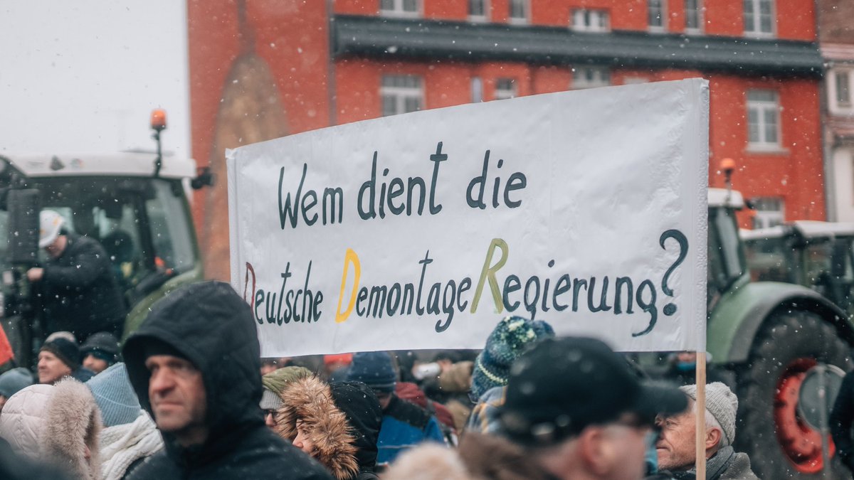 Derzeit regierende Politiker scheinen weit entfernt von der Lebensrealität deutscher Leistungsträger zu sein, wie heute in den zahlreichen Kommentaren der politischen Elite deutlich wurde. Die Bauern hatten ein passendes Plakat dabei. Wem dienen sie wirklich? #Bauernproteste #AfD