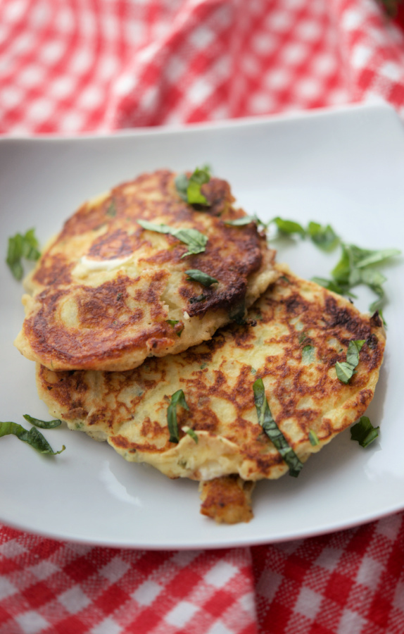 CarriesExpKtchn's tweet image. Mozzarella Basil Potato Fritters are made with day old mashed potatoes, fresh Mozzarella and basil.

🌿RECIPE--&amp;gt; carriesexperimentalkitchen.com/mozzarella-bas…
#fritters #recipes