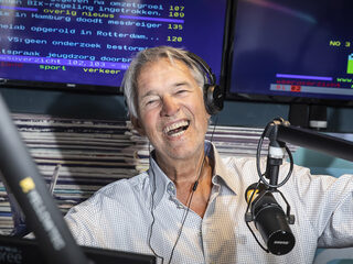 Ron Brandsteder nam vorige week afscheid van de radio. Die man heeft nog nóóit een prijs gewonnen, niet eens 'n Televizier-Ring! Zullen we m'n naamgenoot op de valreep aan een Radioring helpen?

Stem Ron Brandsteder! Categorie Presentator! 
#GeefRonEenRing radioring.nl