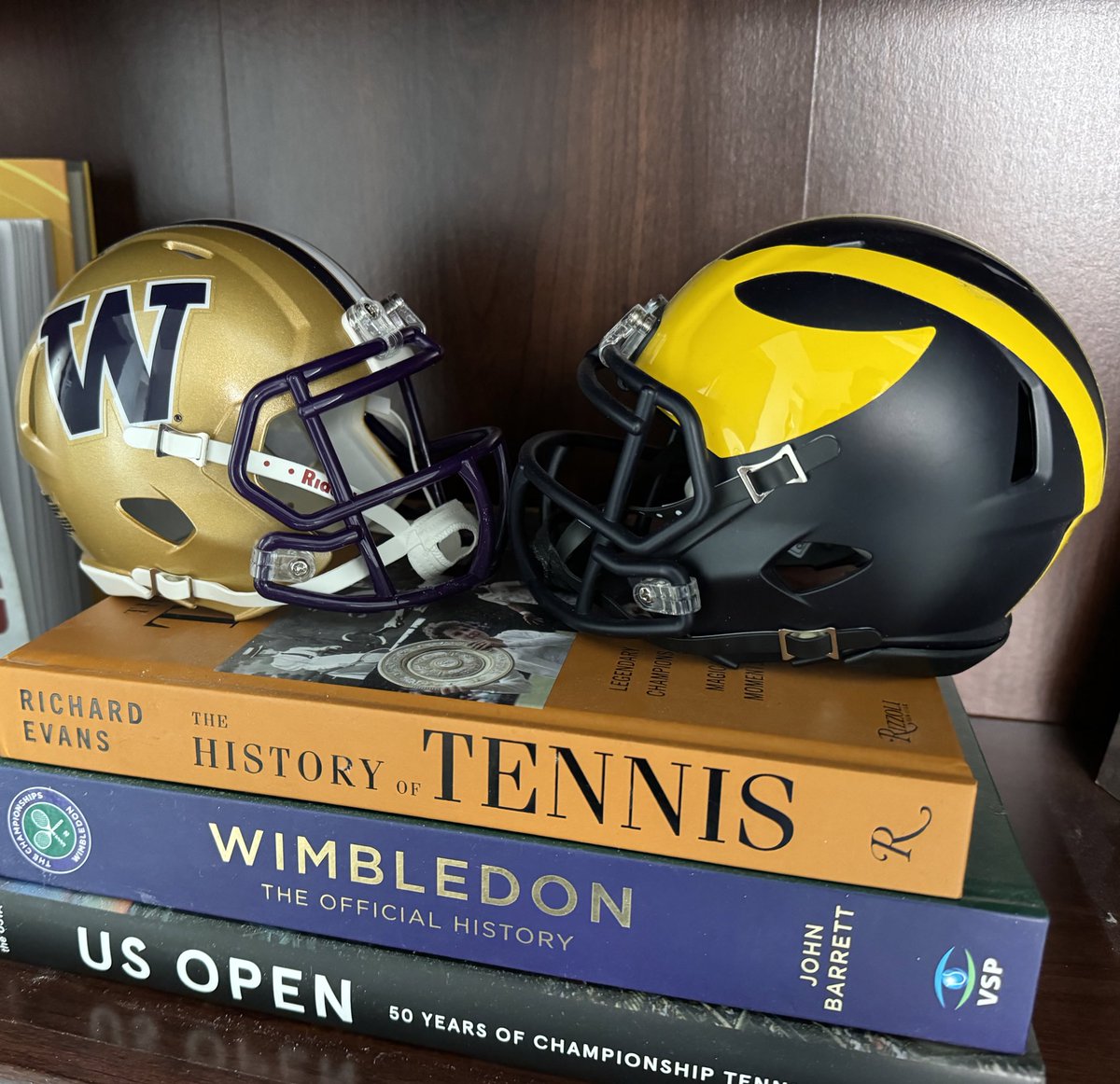 Mike5754's tweet photo. Let’s celebrate the last game of the CFB season with a GIVEAWAY. As many of you know, I have Michigan futures from preseason and have them a few different ways tonight. If I’m wrong and Washington wins outright, I will send $50 to four people who like/RT this. Must follow to win. https://t.co/Y3RPKrDtO9