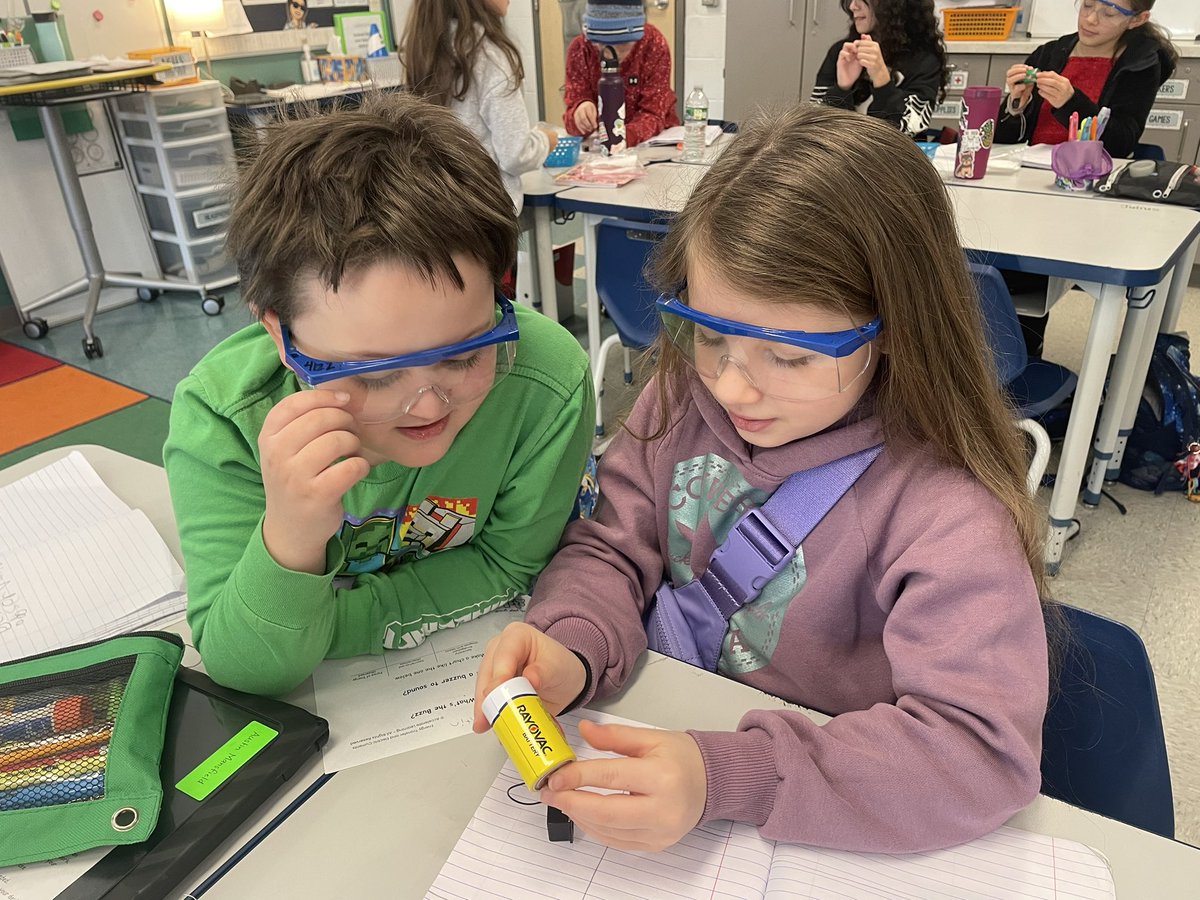 barrcaveclass's tweet photo. Our classroom was “buzzing” with buzzing today! 🤪🙃 Ss explored the question: “how can a battery cause a buzzer to sound?” through hands-on circuit building. Yay for developing connections that will lead to a deeper understanding of energy transfer! #johnsonpride #STEMscopes https://t.co/cfeGOydlmE