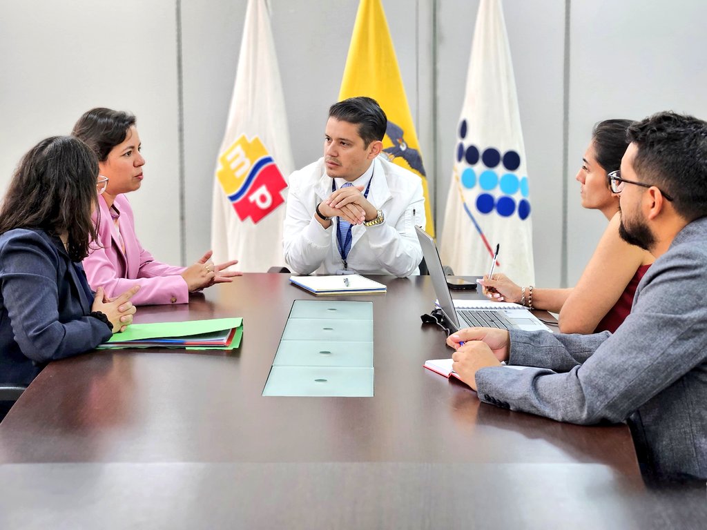 Arcsa_Ec's tweet photo. ¡Acercamiento responsable! ✅
Delegados de empresa #Bakels Ecuador, que tuvo un producto contaminado que fue retirado del mercado, nos visitaron para solicitar acompañamiento y verificación de buenas prácticas para garantizar una producción segura.
#EcuadorSinContaminación 🇪🇨 https://t.co/tpiR7U1Zmo