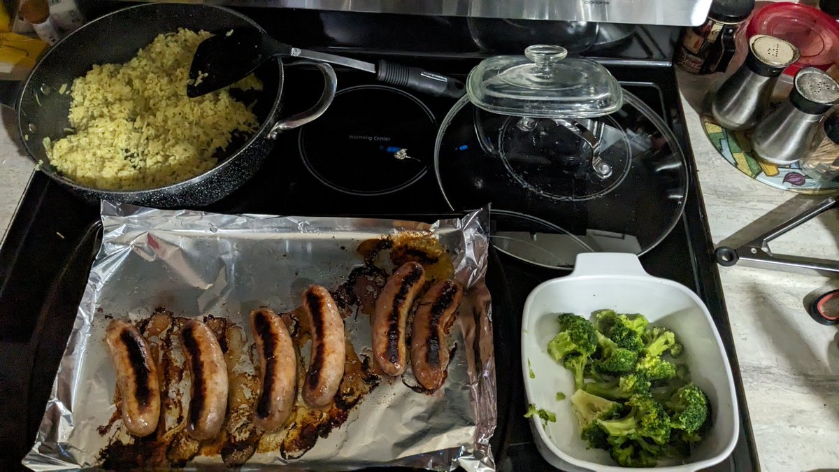 CamillaScarlet_'s tweet photo. Monday dish: Honey Garlic Sausage with Ricearoni and Broccoli. #CamiEats #CamiCookingArc #Cami飯 https://t.co/FVFGQUNL3A