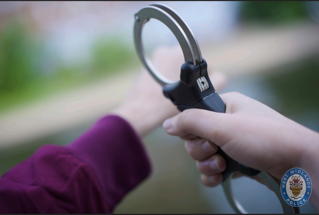 Western Team 3 have responded to reports of a robbery in Walsall Town Centre 
@WalsallPolice. After a short chase, a male was arrested, within minutes of the offence, in possession of the stolen phone #StopSearch #OneInCustody