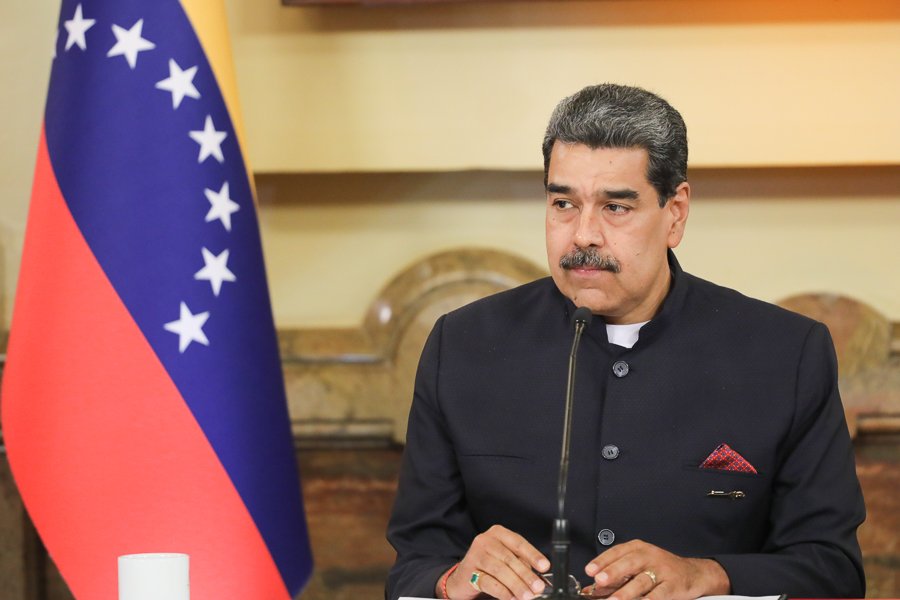 🔵 #AHORA | Presidente Maduro aboga para que "nunca más se utilice el poder político en Venezuela para entregar los intereses nacionales al extranjero vil, cobarde, imperialista, para patear los derechos constitucionales del pueblo".
