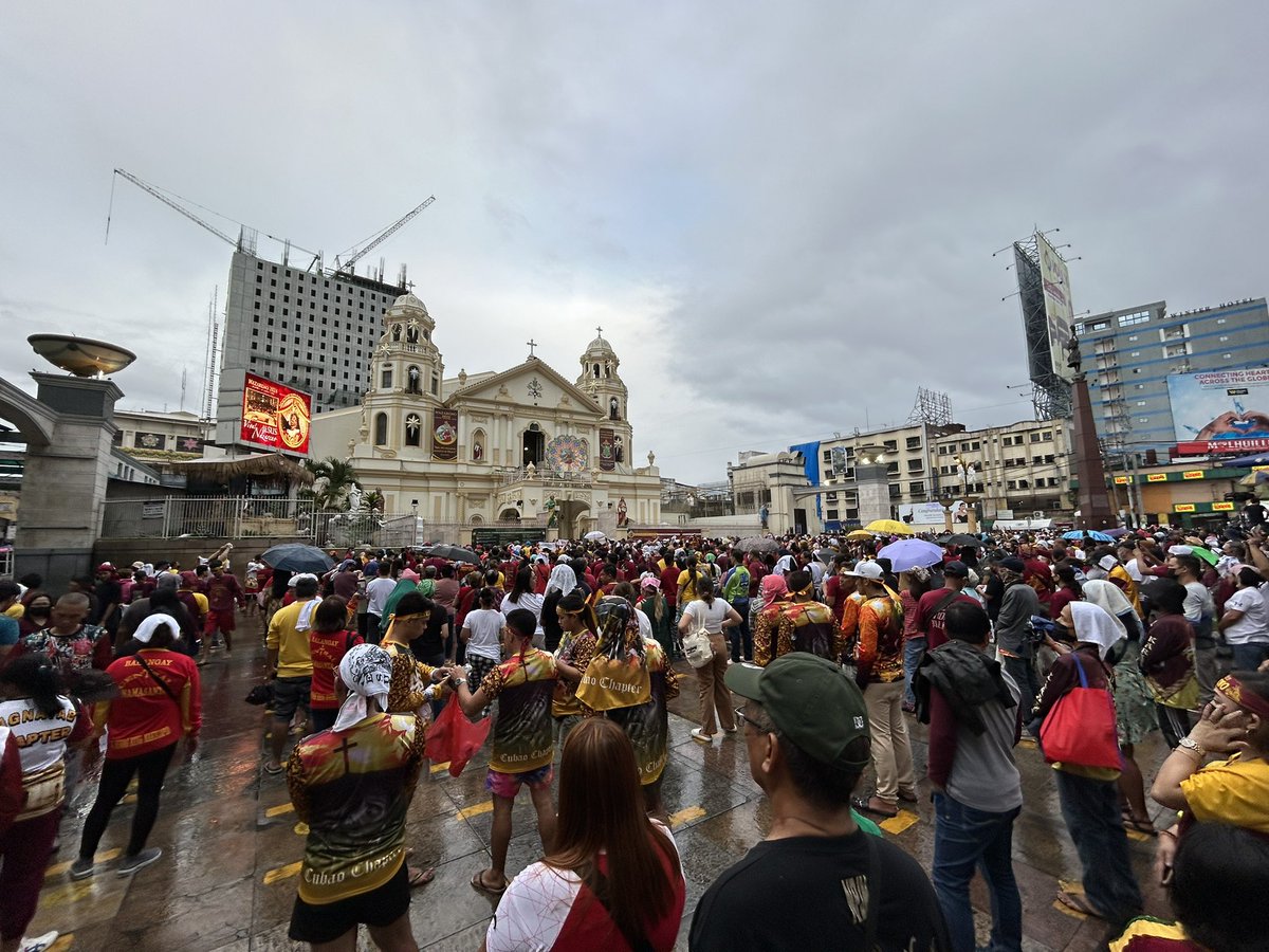 LOOK: Despite the gloomy weather and light rainas of 7:00 a.m, thousands of devotees gather at Quiapo Church to hear the Fiesta Mass, as they await the arrival of the image of the Black Nazarene from Quirino Grandstand. #NazarenoINQ #Nazareno2024 | @inquirerdotnet