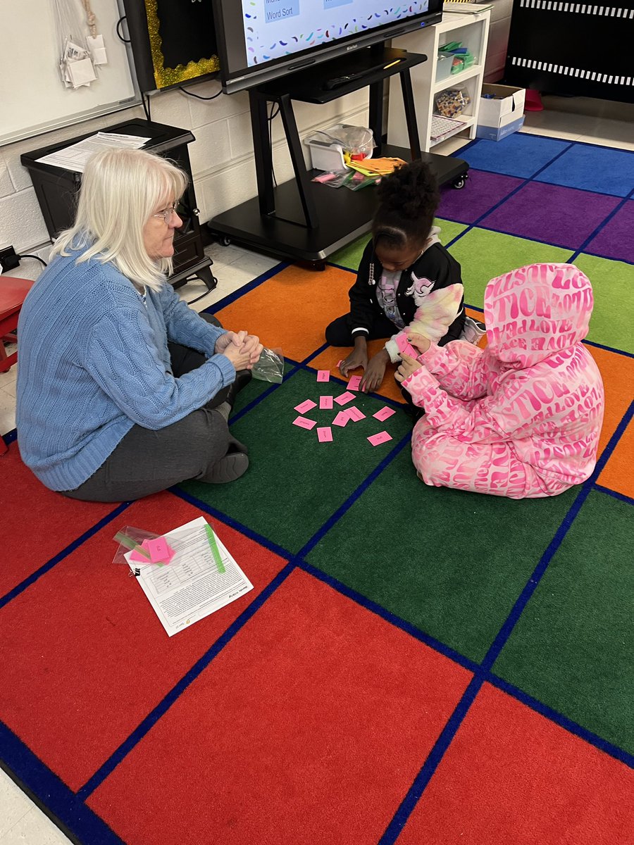 EdVBaldwin's tweet image. Ms Wilson’s Second Grade working on their spelling sorts for the week. They were focused and enjoying their sorts! @RebekahWoodruf1 @juliapabstccs @MeshondaW @DrHLittlejohn #wordstheirway #differentiatedinstruction