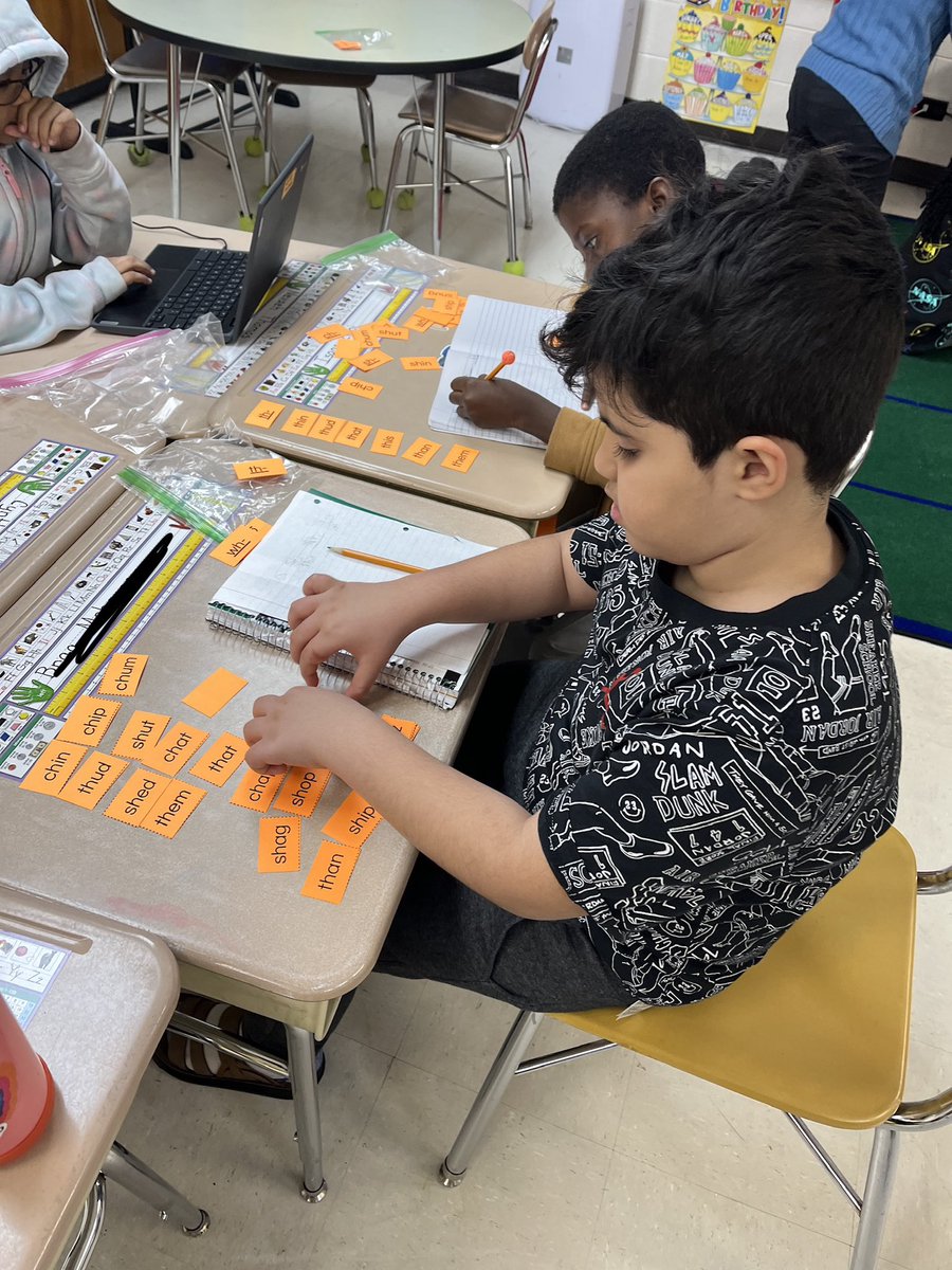 EdVBaldwin's tweet image. Ms Wilson’s Second Grade working on their spelling sorts for the week. They were focused and enjoying their sorts! @RebekahWoodruf1 @juliapabstccs @MeshondaW @DrHLittlejohn #wordstheirway #differentiatedinstruction