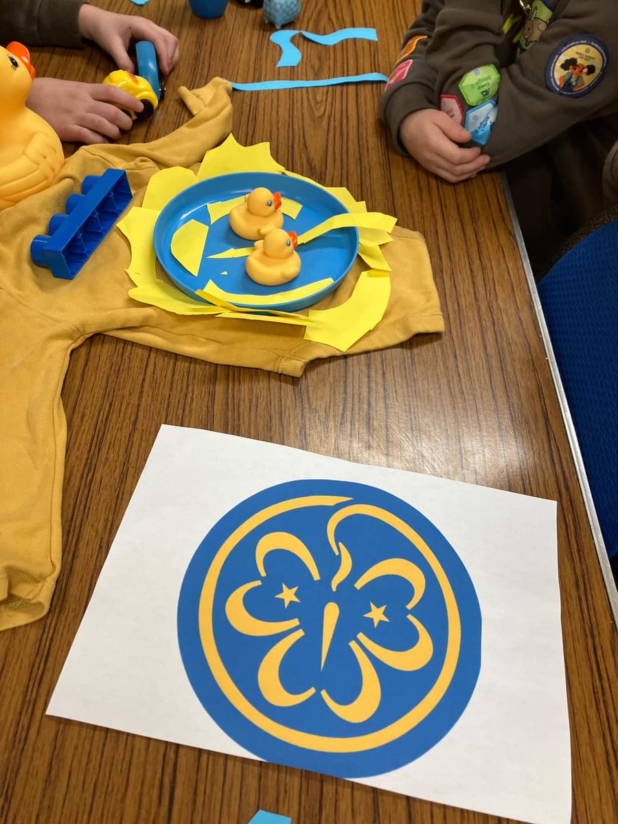 1stMeadowfield's tweet photo. What a lovely first night back at Brownies working together as a Six to recreate the trefoil. @GirlGuiding_DS @GirlguidingNEE @Girlguiding https://t.co/5Bh39qFt8r