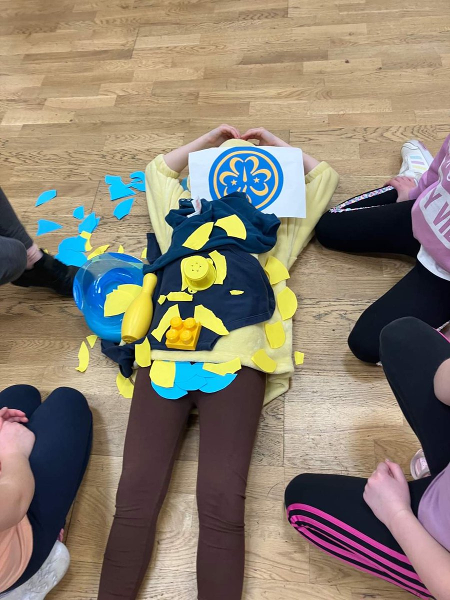 1stMeadowfield's tweet photo. What a lovely first night back at Brownies working together as a Six to recreate the trefoil. @GirlGuiding_DS @GirlguidingNEE @Girlguiding https://t.co/5Bh39qFt8r