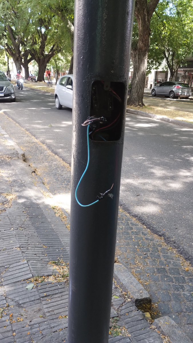 luperalsinta's tweet photo. Ya van tantas que perdí la cuenta @laplataMLP, sin la tapa los siguen arrancando https://t.co/xeSGlnRTGo