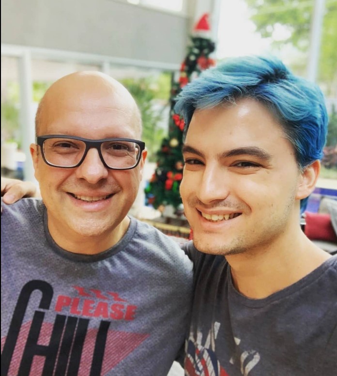 Gente!!! O que Felipe Neto fez por cada um de nós da Netolab é ABSURDO!
Eu serei eternamente grato por tudo.

Eu vou falar até meu último dia de vida que fiz parte da equipe Netolab por anos.

A vida é feita por ciclos. Hoje, podendo investir 100% no meu canal e nos meus