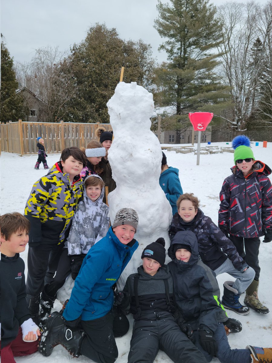 missKAR21's tweet image. H.N.Y! We had a great first day back! The gr. 5s&amp;amp; 6s estimated and built snow structures that were approx. 2m in height or width. Then, they measured to the nearest cm to check their accuracy. &quot;This is the best math ever,&quot; said a few students. @EastOroPS #outdoored #handsonmath