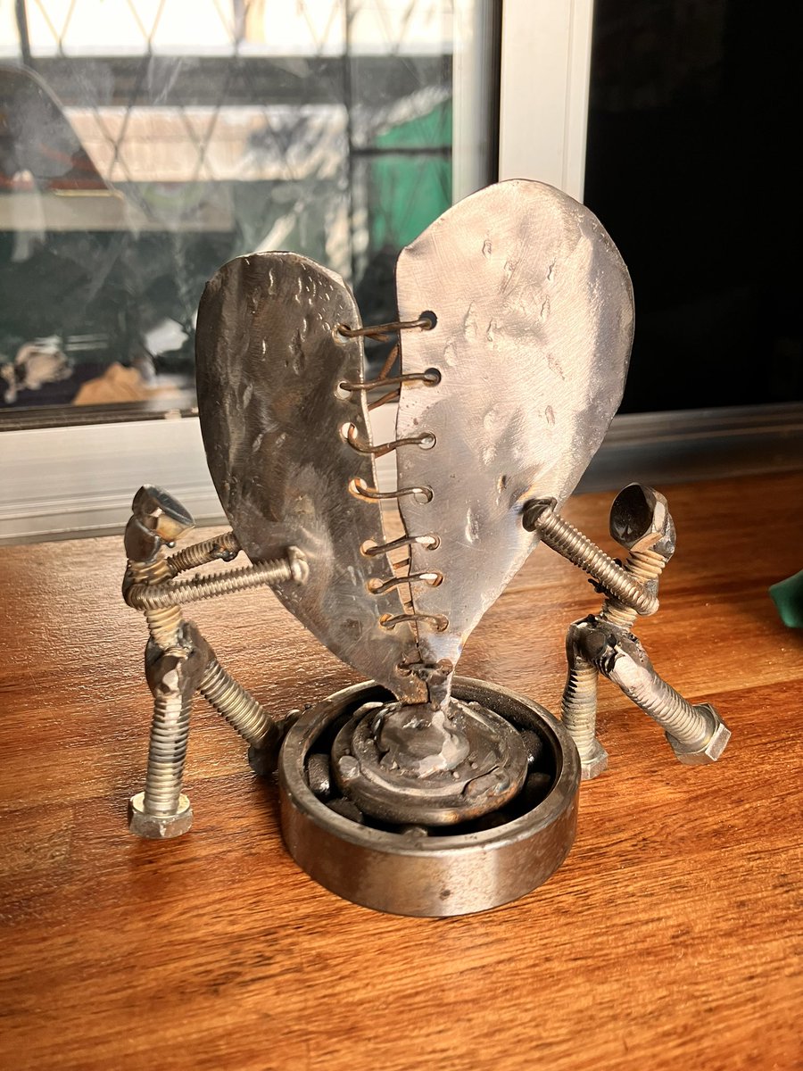 mis papás estaban pasando por un momento difícil y mi papá le regaló esto a mi mamá (lo hizo él) 😍