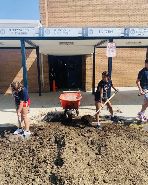KarmaforCara's tweet photo. 🆕 #blogpost is 🆙 

Microgrant recipient Santino (15) &amp; other students from @warrenjfk in OH used their award to transform their school’s courtyard into a vegetable #garden 🥕 🍅 🥬 

Read the blog post here: https://t.co/twMgFJfLgz
#MakeMondayMatter #MondayMotivation https://t.co/dIZnPYj0CY