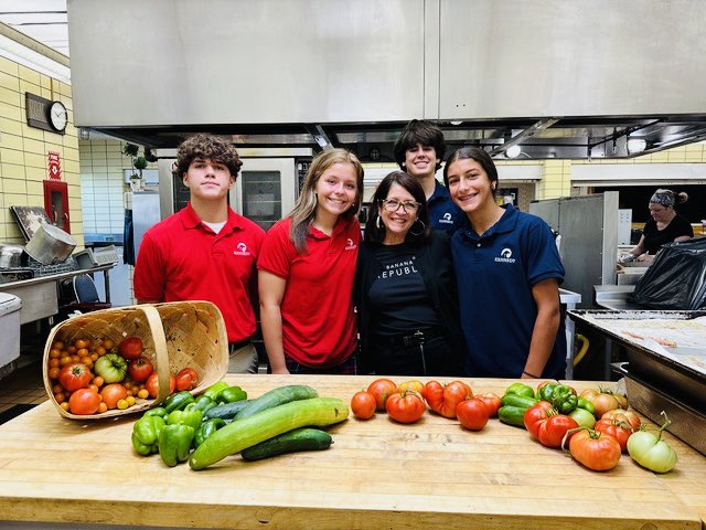 KarmaforCara's tweet photo. 🆕 #blogpost is 🆙 

Microgrant recipient Santino (15) &amp; other students from @warrenjfk in OH used their award to transform their school’s courtyard into a vegetable #garden 🥕 🍅 🥬 

Read the blog post here: https://t.co/twMgFJfLgz
#MakeMondayMatter #MondayMotivation https://t.co/dIZnPYj0CY