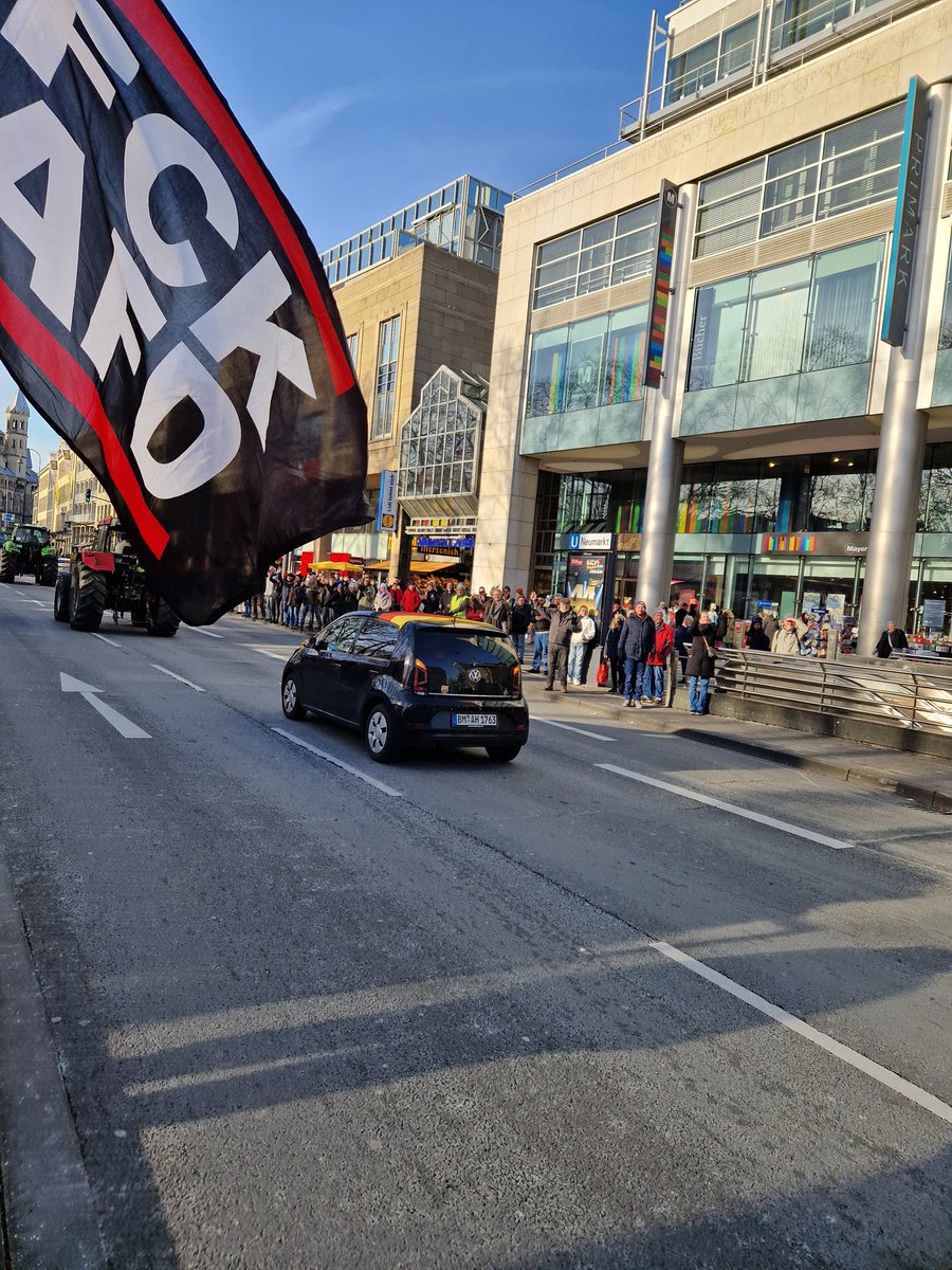 KoelnAnonymous's tweet photo. #biancapaffenholz von #koelnistaktiv lässt sich auch von den #Bauern nicht den Spass verbieten und fährt trotzdem mit beim #bauernprotest in #koeln  #k0801 https://t.co/3iCa13wO5R