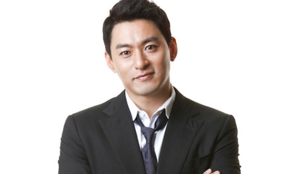 KDramaHandle's tweet photo. 9 Korean male celebrities who were involved in sexual offense and affairs:
1. #LeeByungHun (blackmail, cheating)
2. #JuJinMo (marriage after prostitution scandal)
3. #JangDongGun (linked to prostitution)
4. #LeeSoo (married post-prostitution scandal with a minor) https://t.co/eYonkbmrd2