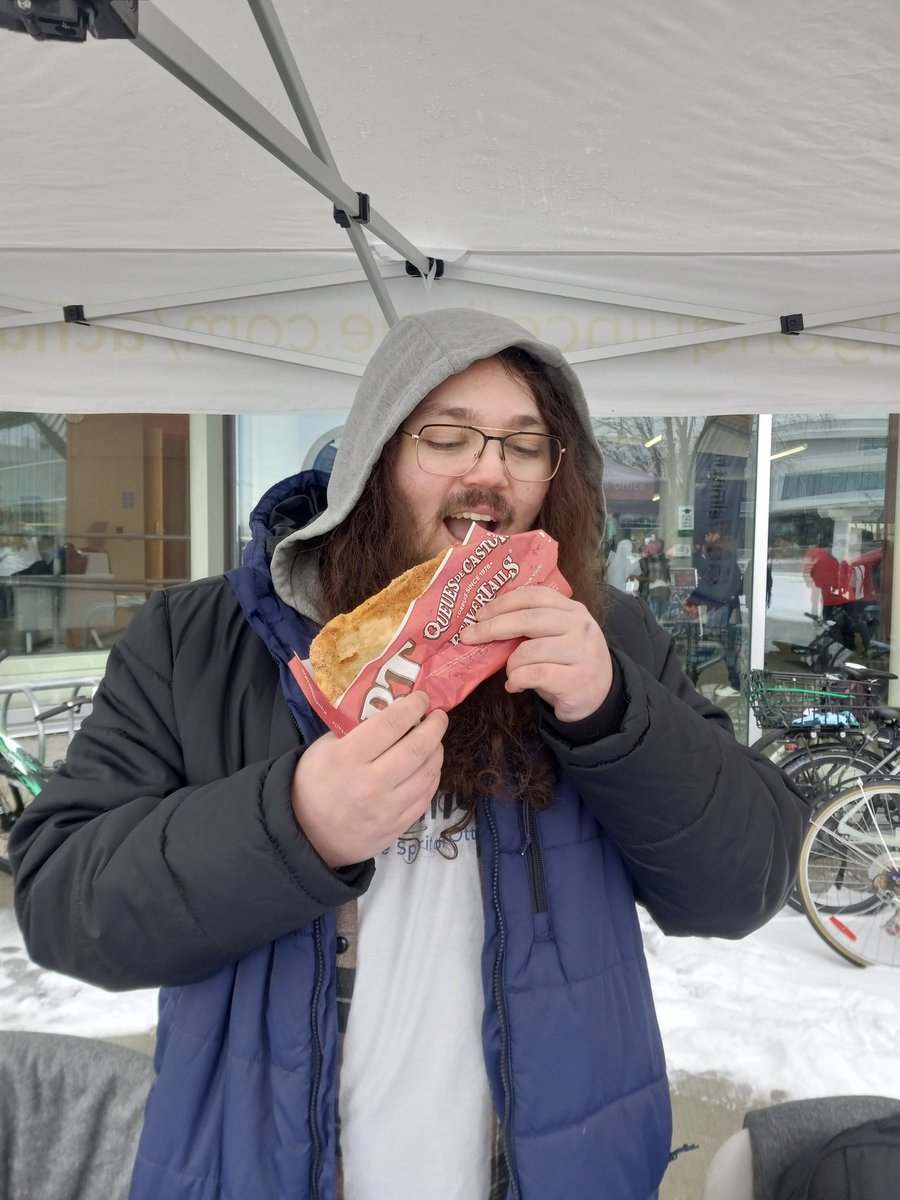 957ELMNTFM's tweet photo. Nothing hits quite like a beavertail in January! @AlgonquinColleg @AlgonquinSA @BeaverTails #ACDay1 https://t.co/jbt6OTRt8e
