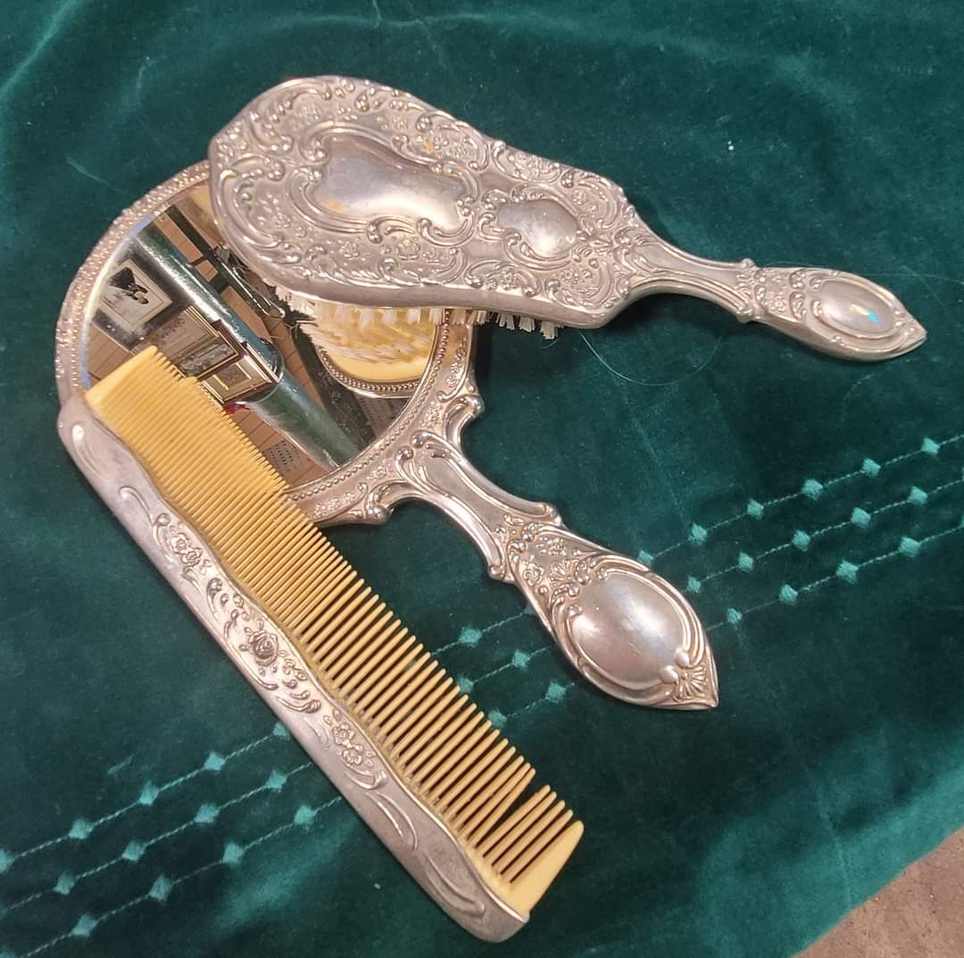 CollectCurios's tweet photo. Collectable Curios have a wide range of vanity sets at our stalls in St George's Market, Belfast from silver and art deco to embroidery and silk... One of our favourites is this very pretty ornate set!
info@collectablecurios.co.uk
#VanitySets #StGeorgesMarketBelfast https://t.co/Ucpr0oDlm6