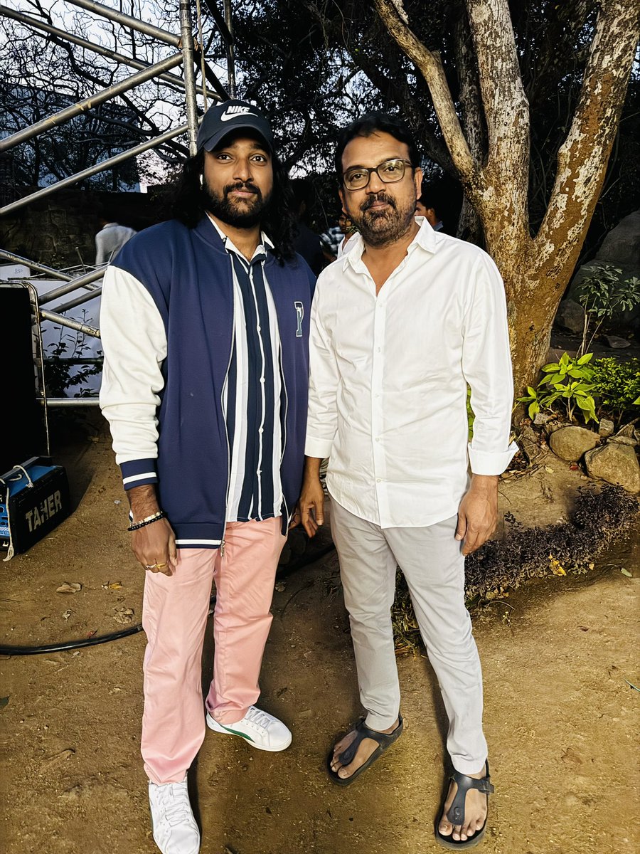 Tweetz_Teja's tweet photo. #DevaraGlimpse #Devara #koratalasiva #DevaraPart1 #DEVARAStormBegins #Anirudh #JrNTR #NTR #NTR30 #DEVARAStormGlimpse #ManOfMassesNTR #DevaraStormBeings #AllHailTheTiger https://t.co/U64esJkfSf