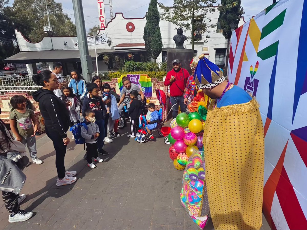 comiteixtacalco's tweet photo. El día de ayer los compañeros del #ComiteDiversidadIxtacalco 🏳️‍🌈🏳️‍⚧️, acompañaron a los Reyes Magos al Kiosco de San Matías que es el Corazón del Pueblo de #Iztacalco, para entregar juguetes y así poder llevarnos una Linda sonrisa y abrazos con mucho cariño de todos los niños. https://t.co/AzaAXHuVnX