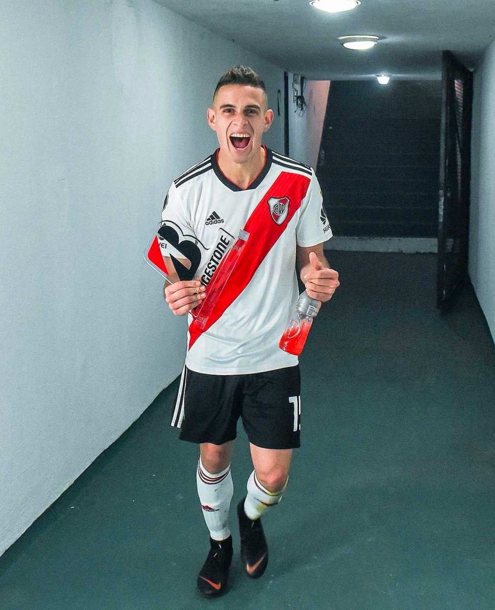 Titular en la selección y en su club, buena edad, ganó una Europa League siendo figura, máximo goleador de la era Gallardo y campeón de América con goles en todas las instancias decisivas. Que vuelva ayer.