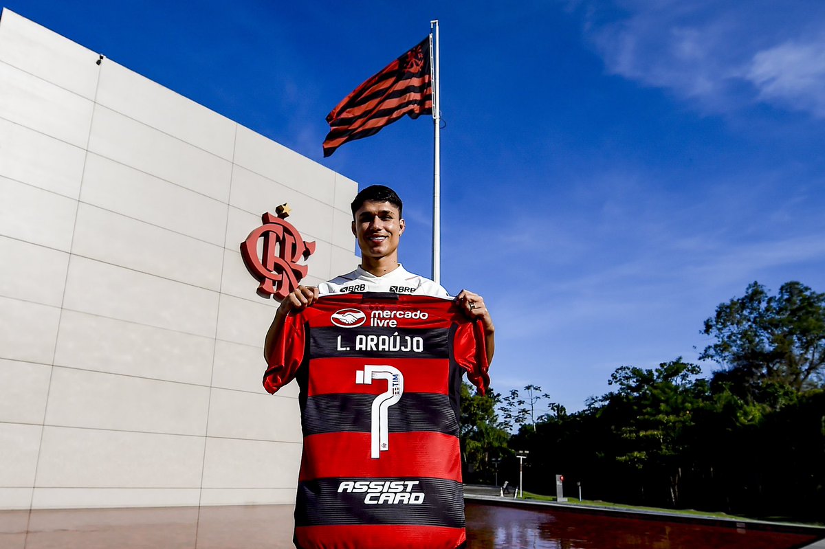 Flamengo's tweet photo. Nova temporada, novo número! 🔴⚫️

Pra cima, LA7️⃣! 

#VamosFlamengo CRF 

📸: Marcelo Cortes /CRF https://t.co/f4IYuPSPxF