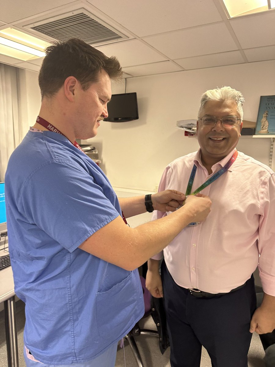 ms_ansbro's tweet photo. Nadeem Mushtaq getting his make a difference badge today presented by Chris Jordan on half of a grateful patient for making a significant difference in their life following surgery. #MakeADifference @ImperialPeople #traumaandorthopaedics #traumadirecorate 💙@ImperialNHS https://t.co/6rid3uhH2O