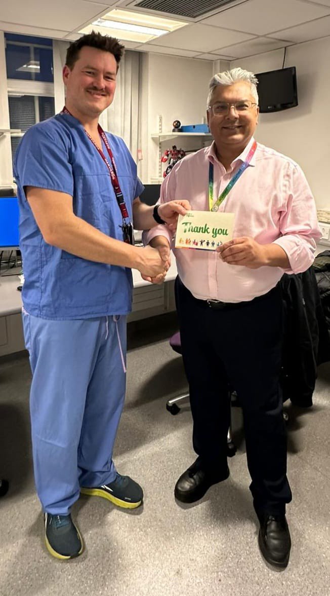 ms_ansbro's tweet photo. Nadeem Mushtaq getting his make a difference badge today presented by Chris Jordan on half of a grateful patient for making a significant difference in their life following surgery. #MakeADifference @ImperialPeople #traumaandorthopaedics #traumadirecorate 💙@ImperialNHS https://t.co/6rid3uhH2O