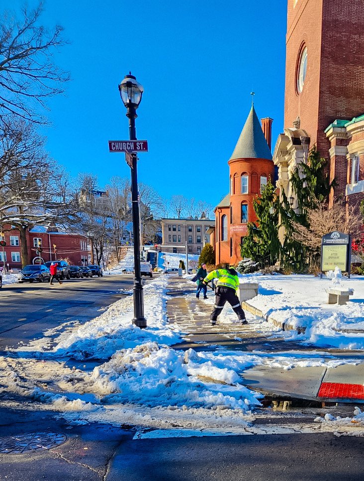 Naugy_PD's tweet photo. Happy Monday Naugatuck! With all this sunshine, it’s a great day for some snow cleanup, and Officer Okten was spotted downtown lending a helping hand by helping to clear up the sidewalks☃️
*Thank you to the community member who sent this our way!
#teamNPD https://t.co/26gtW5BlNA