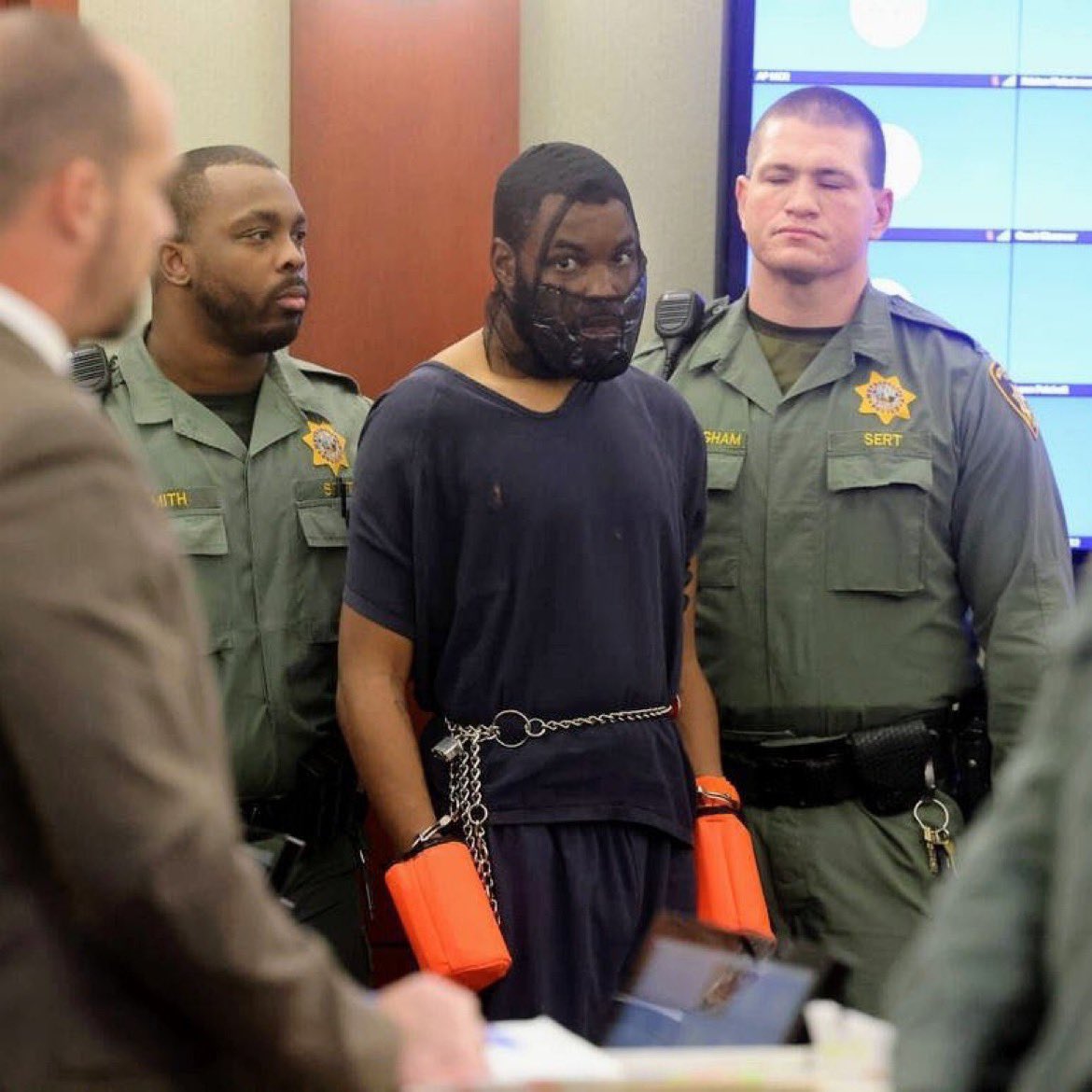 dom_lucre's tweet image. Images of the man who jumped on the judge in Las Vegas reappearing in court today is going viral