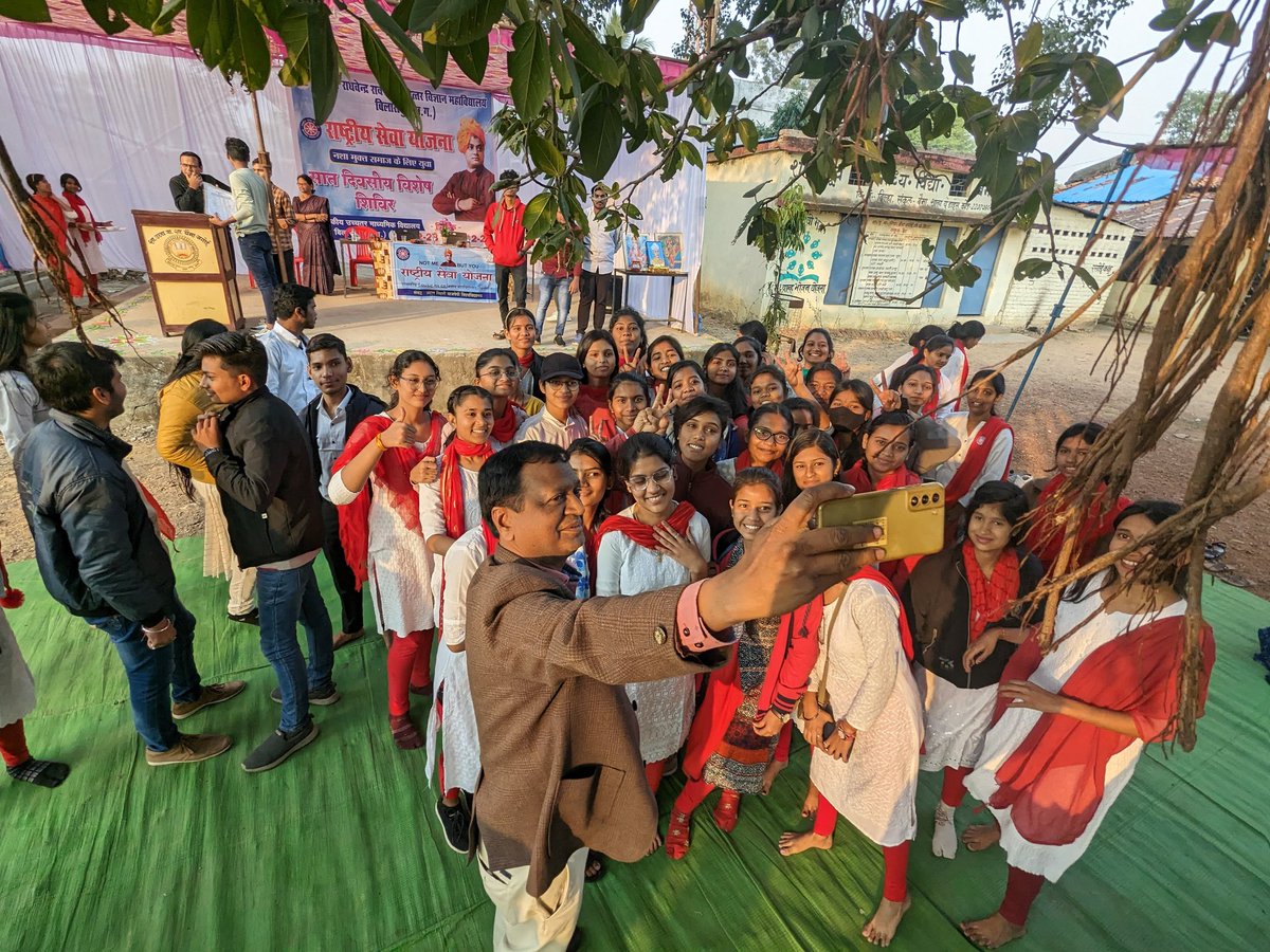 RajkumarPr7971's tweet photo. @Nss_Sci_clg_bsp द्वारा गोदग्राम बैमा में आयोजित सात दिवसीय विशेष शिविर (23 से 29 दिसम्बर 2023) के प्रथम दिवस की कुछ विशेष झलकियां, SECL के सर्तकता जागरुकता सप्ताह में प्रथम पुरस्कार प्राप्त स्वयंसेवकों की नुक्कड़ टीम को सम्मानित किया,@archana90505156 @nssabvuCG  @manojsinha812 https://t.co/ygzVpIe1K4