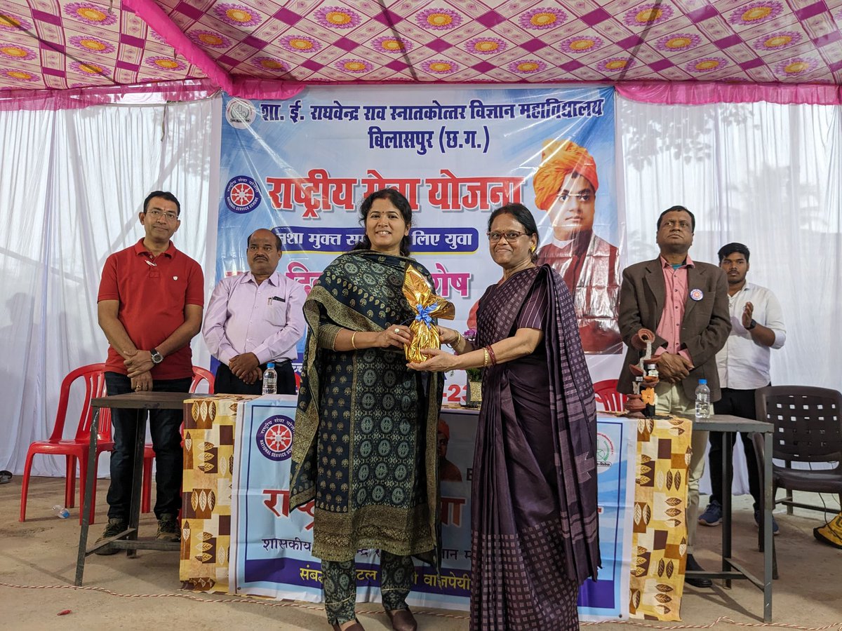 RajkumarPr7971's tweet photo. @Nss_Sci_clg_bsp द्वारा गोदग्राम बैमा में आयोजित सात दिवसीय विशेष शिविर (23 से 29 दिसम्बर 2023) के प्रथम दिवस की कुछ विशेष झलकियां, SECL के सर्तकता जागरुकता सप्ताह में प्रथम पुरस्कार प्राप्त स्वयंसेवकों की नुक्कड़ टीम को सम्मानित किया,@archana90505156 @nssabvuCG  @manojsinha812 https://t.co/ygzVpIe1K4