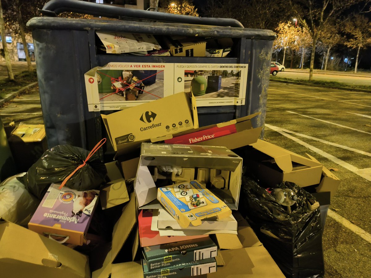 Que digo, que si no queréis volver a ver esta imagen, como vosotros mismos pegáis en el contenedor, hagáis algo al respecto. Que la gente es bastante más cívica que las propias instituciones.
<a href="/AyuntamientoVLL/">Ayto. de Valladolid</a>
<a href="/JesusJCarnero/">Jesus Julio Carnero</a> 
<a href="/PPValladolid/">PP de Valladolid</a> 
Si queréis, culpad otra vez al ciudadano